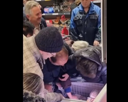 Бой за кебапчета в магазин! Пенсионерка  влезе  в хладилник