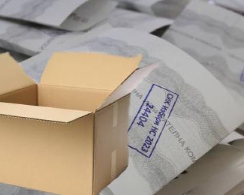 Уникум: Изборна комисия загуби урната, гласуват в кашон