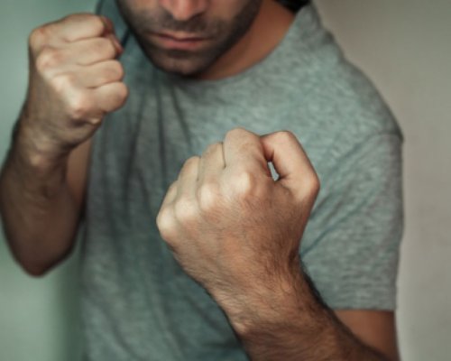 Мъж е с опасност за живота след побой от две момчета