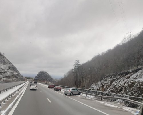 Автомобил се натресе в мантинела на магистрала  Струма