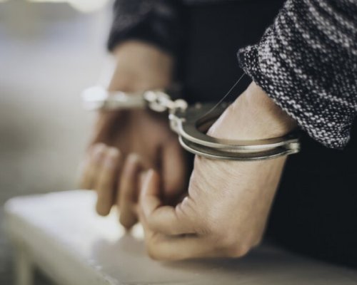 Задържаха жена взела 700 лв. от пенсионерка на автобусна спирка