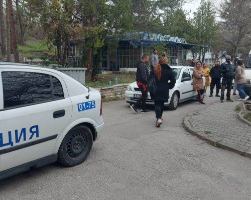 Роми от Симитли окупираха благоевградската болница - приеха бебе с жълтеница, изписаха го със счупен крак