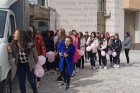 С  призовка”, връчена от родител полицай, абитуриенти от Езиковата гимназия в Благоевград поканиха класната си на бала