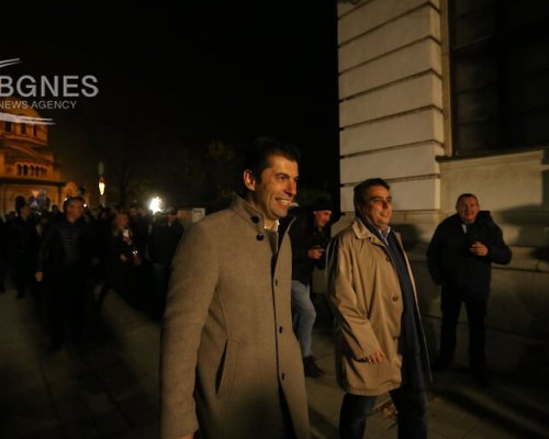 Пари на вятъра! Повече от милион евро хвърлили ПП и ДБ за реклама във Фейсбук