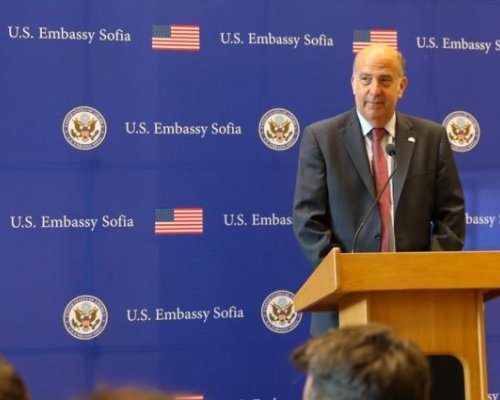 Новият американски посланик у нас Кенет Мертен пристигна в България