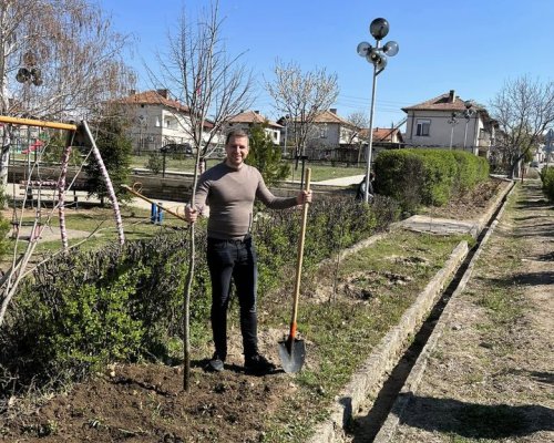 В Седмицата на гората! Депутатът от ГЕРБ Симитли Стефан Апостолов засади дръвчета в с. Полето