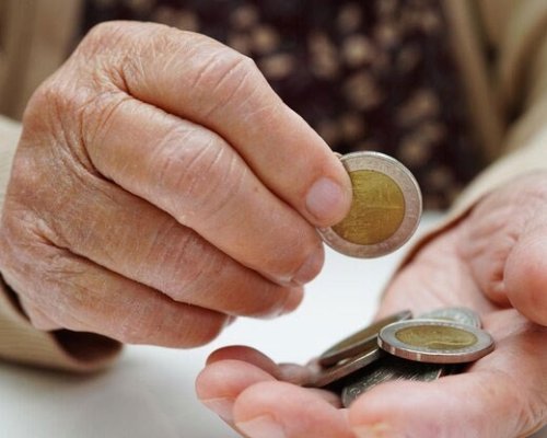 От днес изплащат пенсиите за април, добавките за Великден - след седмица