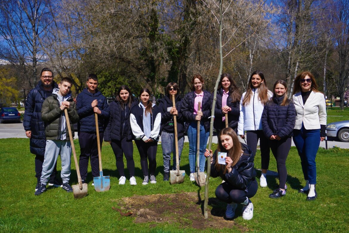 Ученици от Разлог засадиха млади дръвчета в парка на града