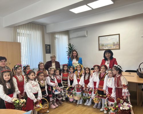 Лазарки в сградата на Общинската администрация в Петрич