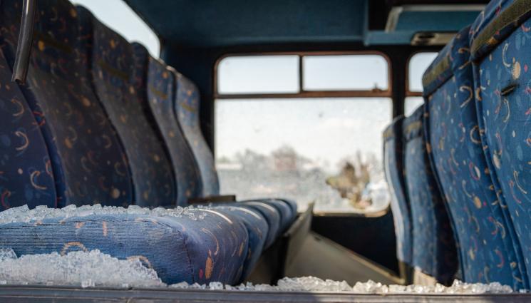 Вандал атакува автобус с камъни в Перник