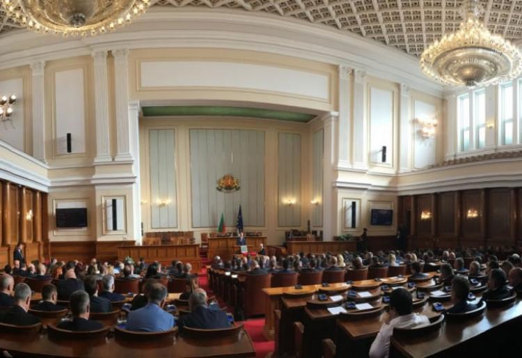 Алена с кошмарна прогноза за новия парламент, часът на свикването му ще има страшни последици за България