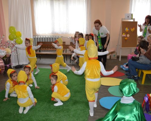 Малчугани от детските градини в Благоевград участваха в пленер  Весел и пъстър Великден