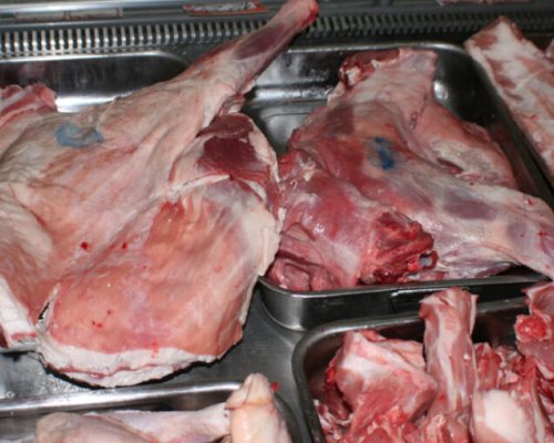 За Великден! Фермери в Сандански предлагат цяло печено агне за 600 лв.