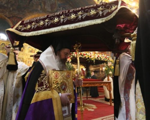 На Разпети петък: Десетки миряни минаха под Светата Плащеница