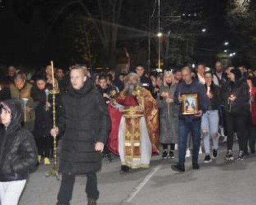 Стотици симитличани занесоха от Благодатния огън в домовете си