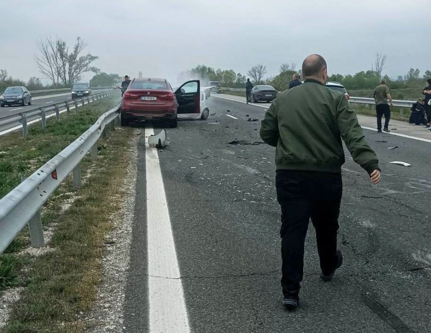 ИЗВЪНРЕДНО! Адска катастрофа между няколко коли с жертви и ранени на АМ  Тракия”