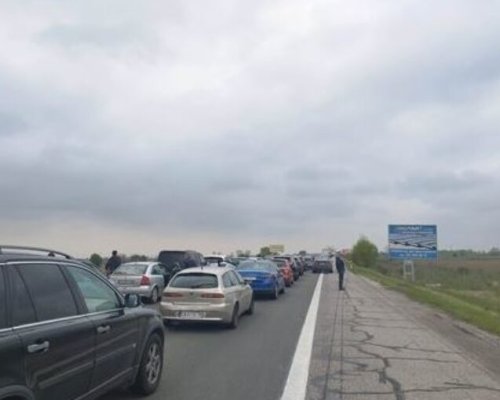 Вече се задръсти: Над 5 км опашката от Банско и Кулата