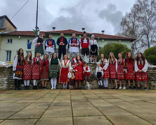 Годлево посрещна втория ден на Великден с празнична литургия, пъстри хора, курбан за здраве и концерт под открито небе