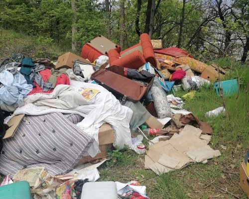 Боклуци по пътя за хижа Беласица