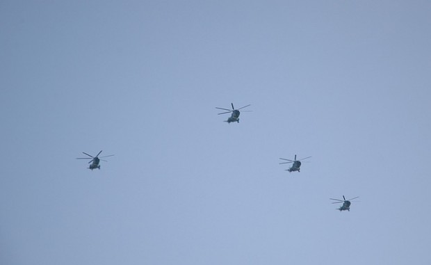 Какво се случва? Пет хеликоптера в небето над Благоевград стреснаха благоевградчани