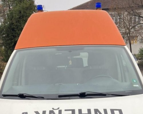Автомобил падна в 30-метрово дере