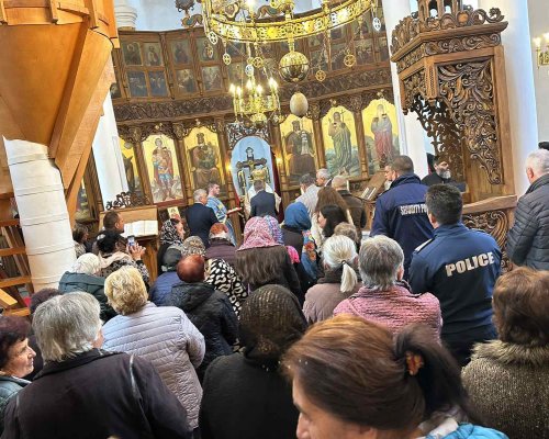 В Белица отслужиха Божествена литургия в обновен храм, министър дари икона
