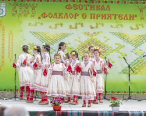 Над 200 самодейци огласиха с песни и танци с. Струма