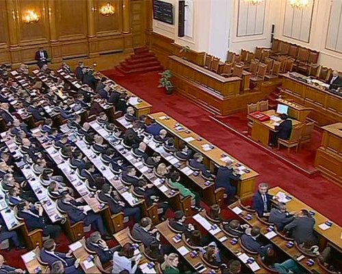С над 800 лева вдигат депутатските заплати