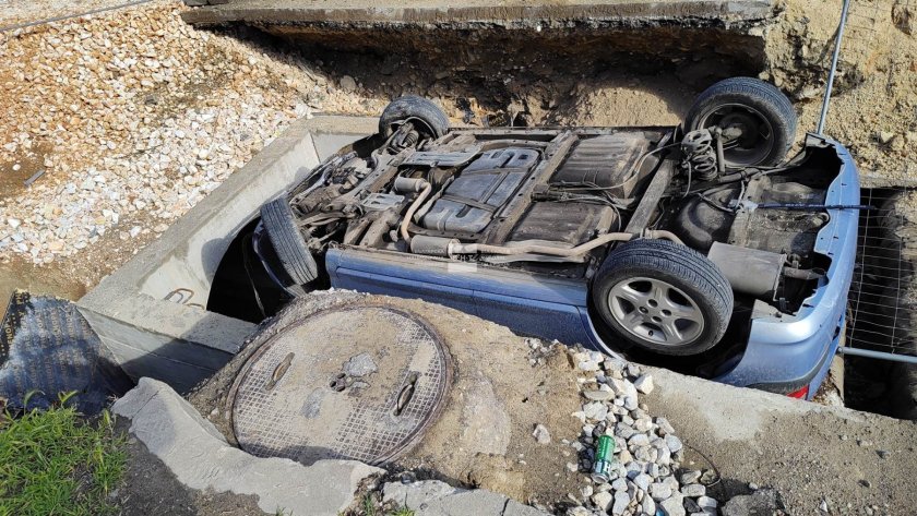 Пиян шофьор пропадна в изкоп в опит за избяга от полицейска проверка (СНИМКИ)