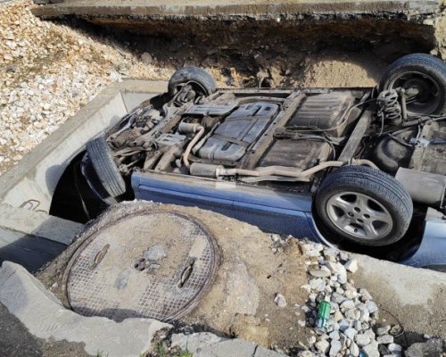 Пиян шофьор пропадна в изкоп в опит за избяга от полицейска проверка (СНИМКИ)