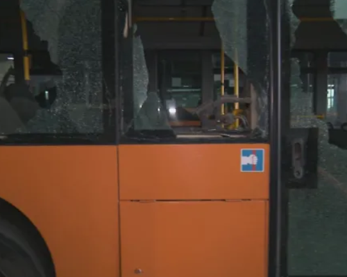 Вандали изпочупиха всички прозорци на автобус, уцелиха шофьора с камък