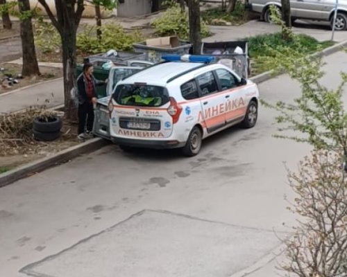 Потрес: Хамали превозват боклуци с линейка