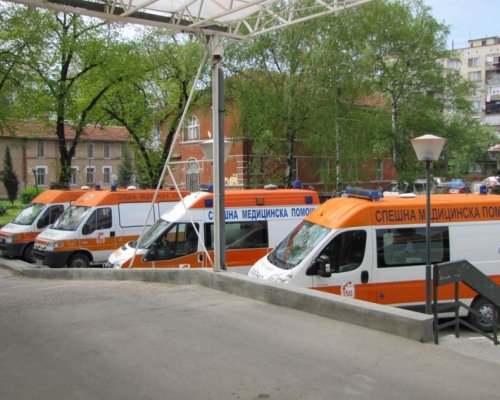 Баща е на командно дишане, след като синът му го преби