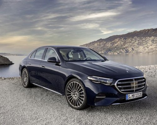 Новата E-Class е с 2-литрови мотори, завиващи задни колела и селфи камера
