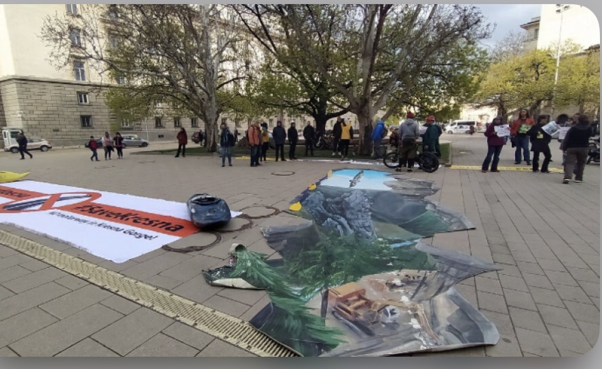 Протест пред президентството срещу трасето на АМ  Струма  през Кресненското дефиле