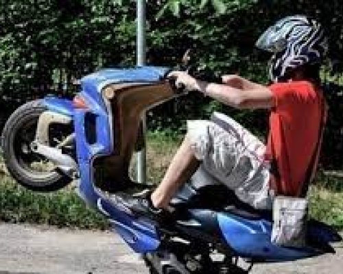 Малолетен яхна мотор в Добринище, наказаха майка му