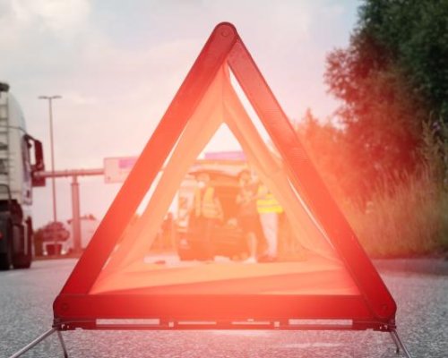 Автомобил с три деца излетя от пътя, падна в дере (СНИМКИ)