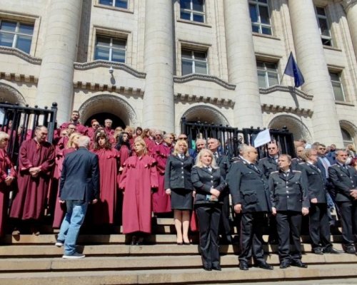 Стотици прокурори и следователи се събраха пред Съдебната палата в София