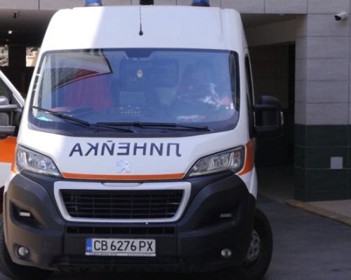 Автобус с пътници катастрофира, заби се в пейка и дърво
