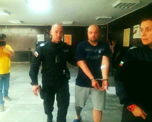 Граничният полицай, хванат с 500 евро подкуп, остава в ареста