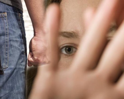 ЖЕСТОКО ДОМАШНО НАСИЛИЕ: Жена остана без пръсти след побой с лопата