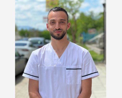 Млад мъж се обучава за акушерка в ЮЗУ