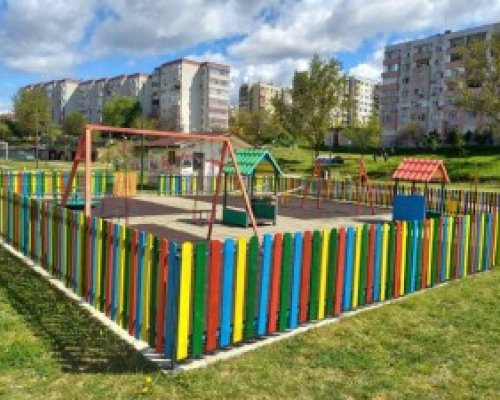 Млади хора дадоха добър пример как Благоевград да стане по-красиво място, включиха се доброволно в обновяването на детска площадка