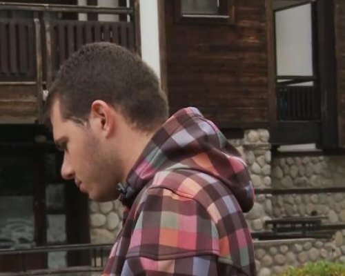 Болно момче от Благоевград се наложи да чака часове пред кабинет за ТЕЛК решение