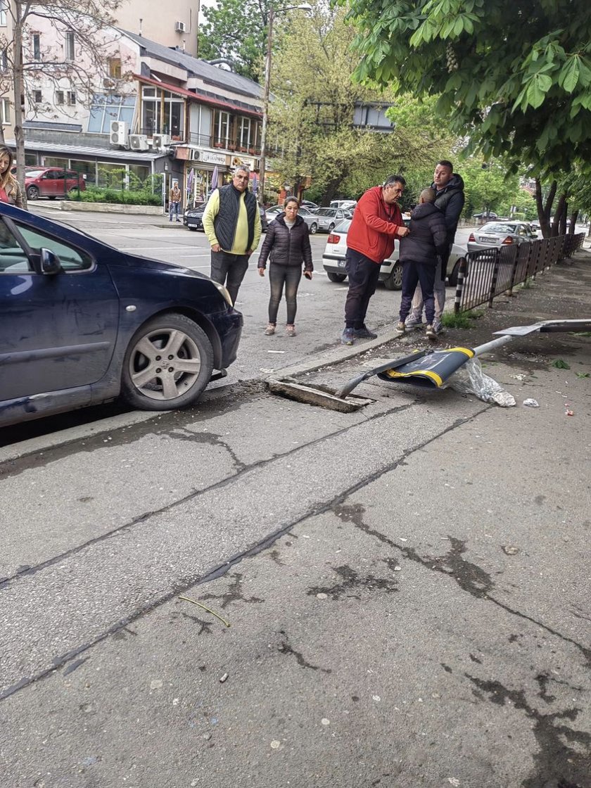 10-годишен хлапак седна зад волана и помля спирка