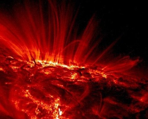 Удря ни мощна геомагнитна буря, очакват се комуникационни проблеми