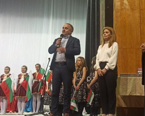 КМЕТЪТ НА САНДАНСКИ ПОДАРИ БИБЛИИ НА ДЕЦА