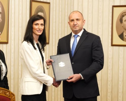 Президентът връчи мандата на Мария Габриел: Очакват ви препятствия по пътя