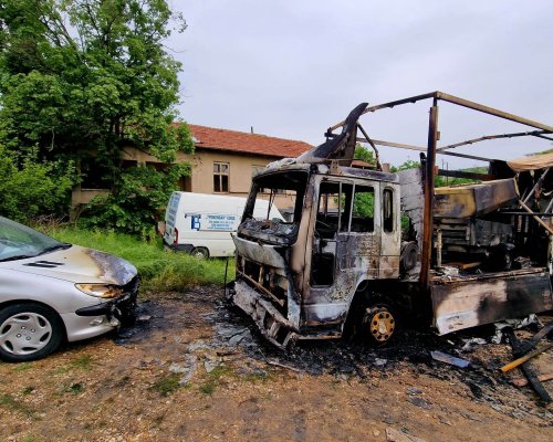 Две коли и камион горяха в Пиринско тази нощ