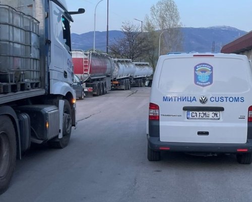 Удар! Задържаха 87 600 л спирт и енергийни продукти при акция в района на Кулата, Благоевград и Перник (СНИМКИ)